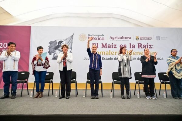 México lanza 'Comaleras Bienestar' para honrar a mujeres tortilleras