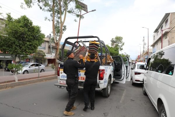 Ecatepec retira 12 toneladas de obstáculos de vías públicas