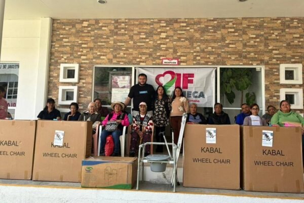 Amecameca entrega aparatos de movilidad a personas con discapacidad