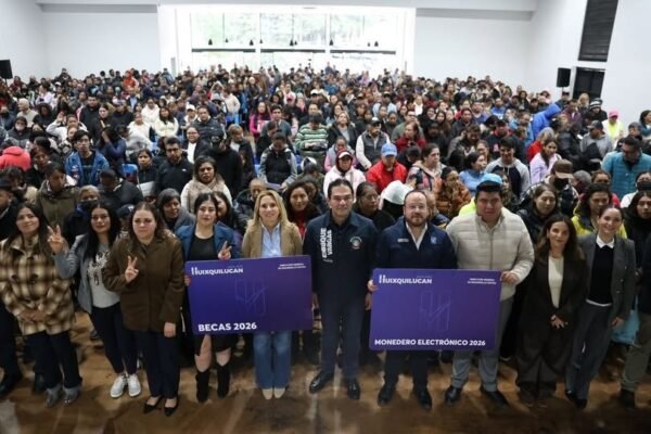 Huixquilucan entrega 15,500 apoyos: becas y monederos electrónicos