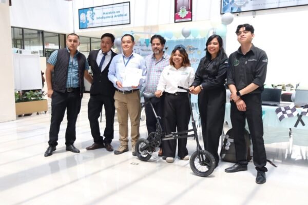 Estudiantes del Edomex patentan bicicleta plegable que se convierte en carrito