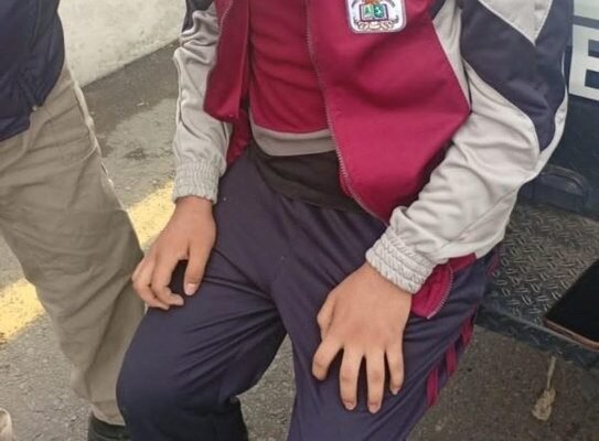 Policías de Texcoco evitan suicidio de menor en carretera federal