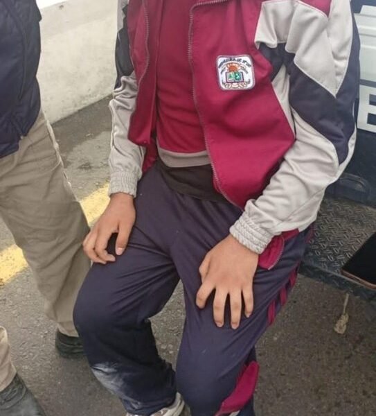 Policías de Texcoco evitan suicidio de menor en carretera federal