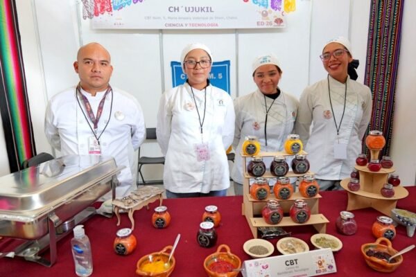 Mil 400 estudiantes conectan con el sector productivo en Feria Emprende Dual