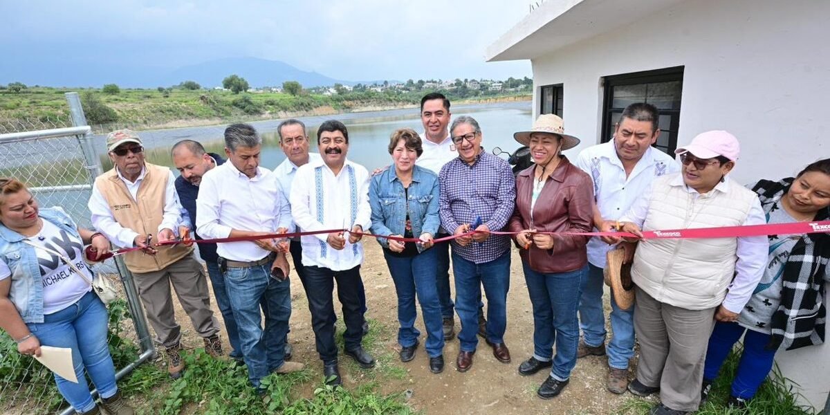 Gobernadora entrega gigantesca olla de agua para productores florícolas de Texcoco