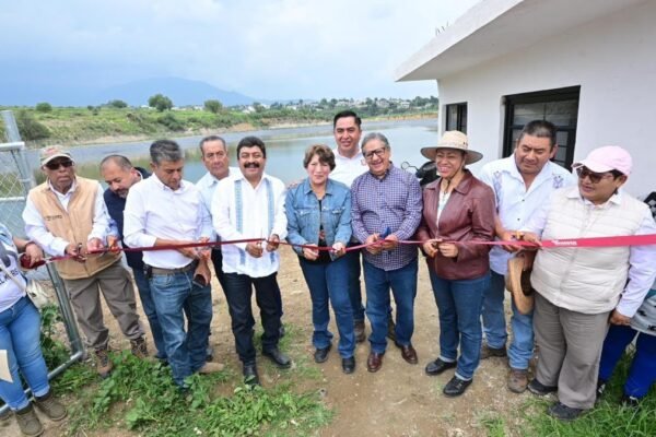 Gobernadora entrega gigantesca olla de agua para productores florícolas de Texcoco