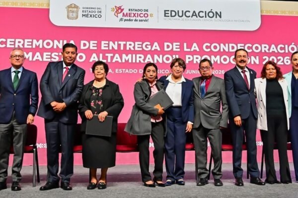 México premia a 399 maestros con más de 40 años de servicio educativo