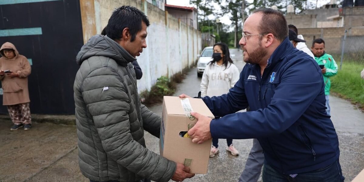 Huixquilucan entrega 15 mil pesos a familias afectadas por desborde del río