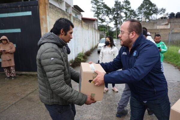 Huixquilucan entrega 15 mil pesos a familias afectadas por desborde del río