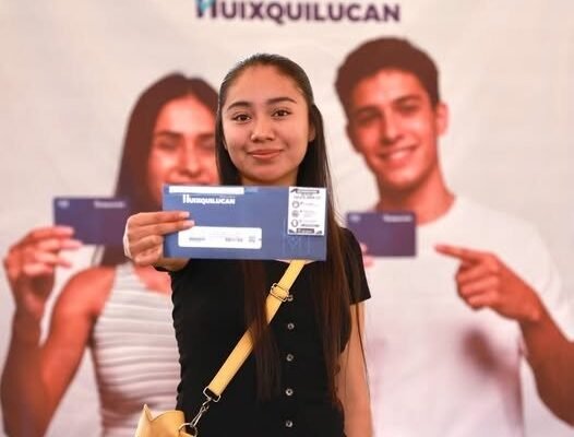 Huixquilucan entrega monederos electrónicos a más de mil 300 jóvenes