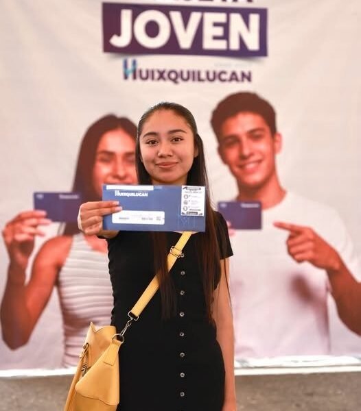 Huixquilucan entrega monederos electrónicos a más de mil 300 jóvenes
