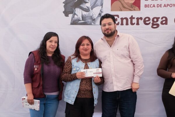 Naucalpan entrega más de 16 mil becas Rita Cetina para estudiantes de primaria
