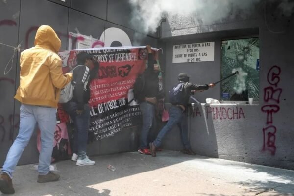 CNTE irrumpe en SEP: tensión escala con enfrentamientos y daños