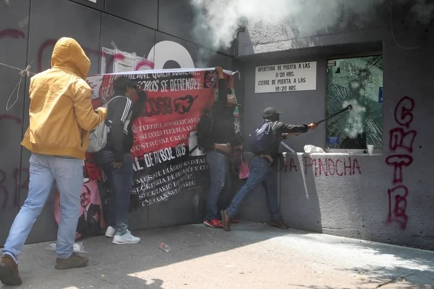 CNTE irrumpe en SEP: tensión escala con enfrentamientos y daños