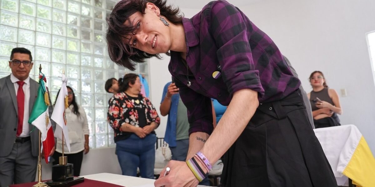 Estado de México expide primera acta de identidad no binaria