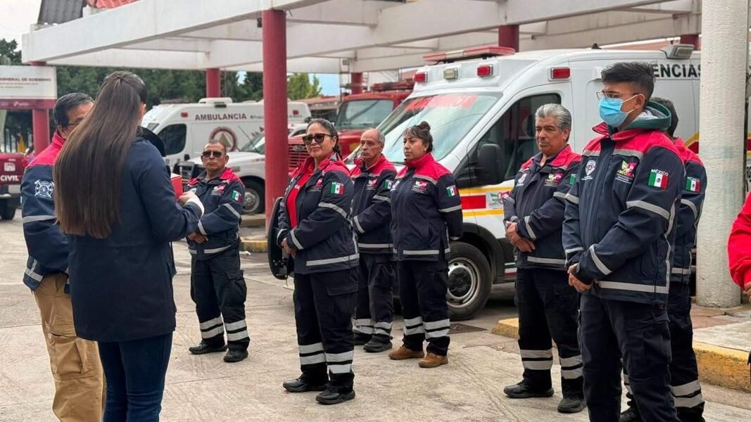 Amecameca reconoce la vocación de servicio de paramédicos y bomberos