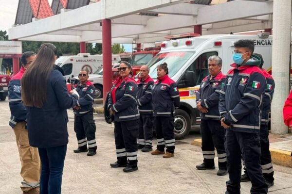 Amecameca reconoce la vocación de servicio de paramédicos y bomberos