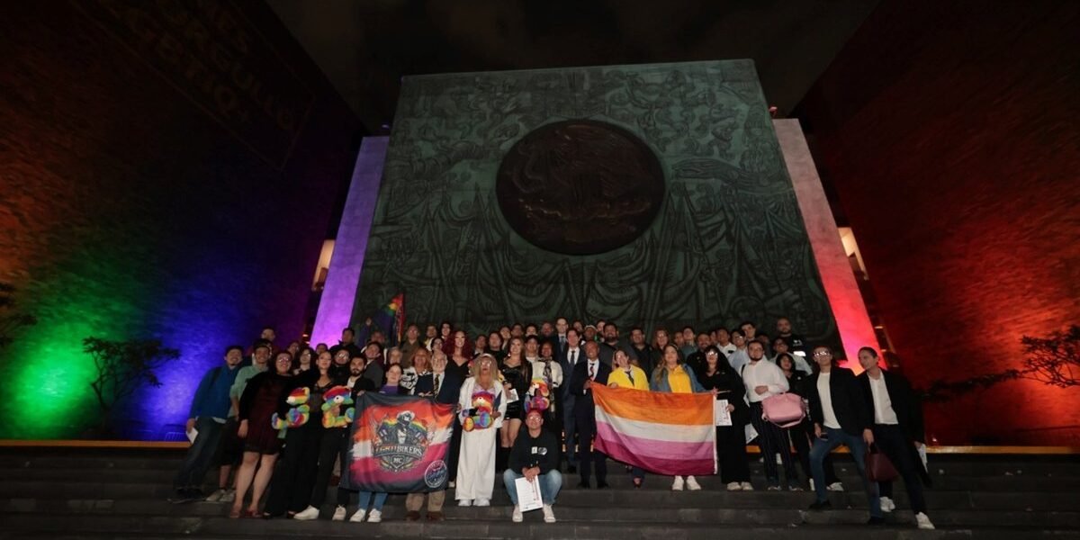 Diputados iluminan con arcoíris la Cámara en defensa de derechos LGBTTTIQ+
