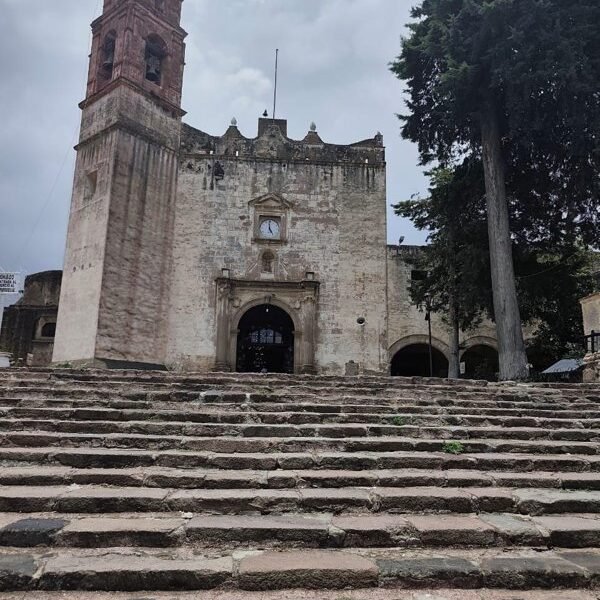 Cuando Cortés se arrodilló ante los frailes: el acto de humildad que cambió la conquista