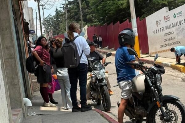 Disturbios en Conalep Huixquilucan: estudiantes vandalizan y enfrentan a policía