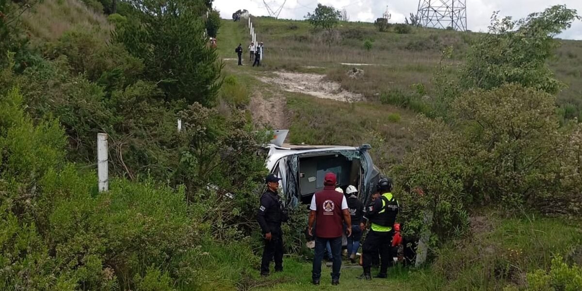 Volcadura en autopista Toluca-Zitácuaro deja 2 muertos y 11 heridos