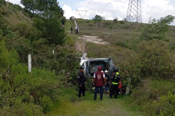 Volcadura en autopista Toluca-Zitácuaro deja 2 muertos y 11 heridos