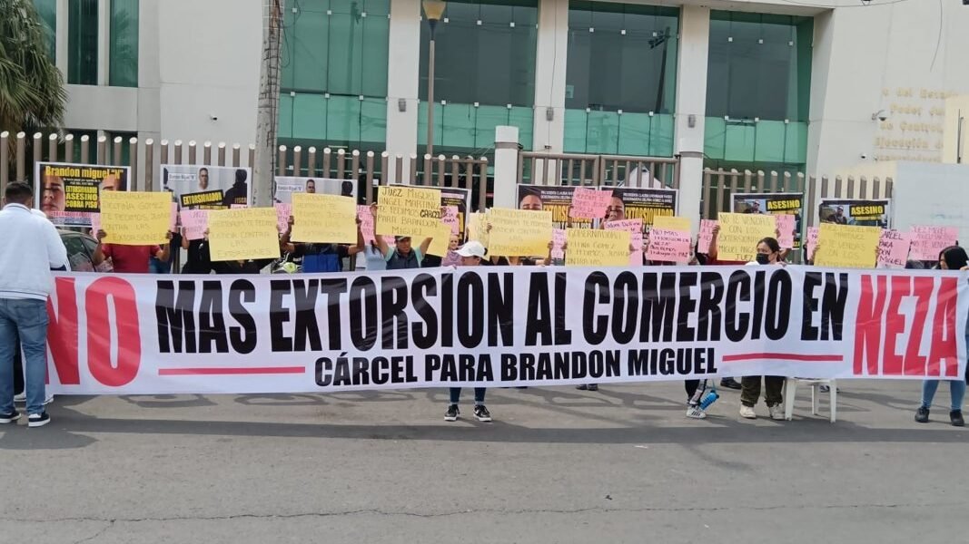 Comerciantes bloquean Nezahualcóyotl: acusan a directora de penal de cómplice de extorsionador