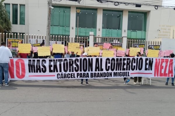 Comerciantes bloquean Nezahualcóyotl: acusan a directora de penal de cómplice de extorsionador