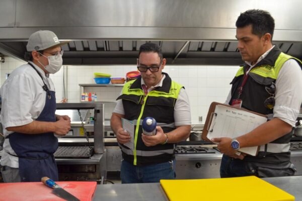 Capacitan a 16 mil manejadores de alimentos en el Estado de México