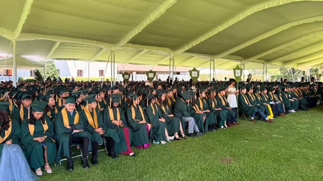 Alcaldesa Topete regresa a su alma mater para presidir graduación de la Preparatoria UAEMEX