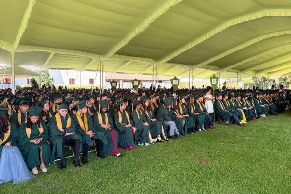 Alcaldesa Topete regresa a su alma mater para presidir graduación de la Preparatoria UAEMEX