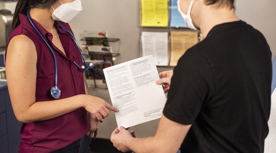 Medicina más allá de la clínica: el compromiso social de los médicos