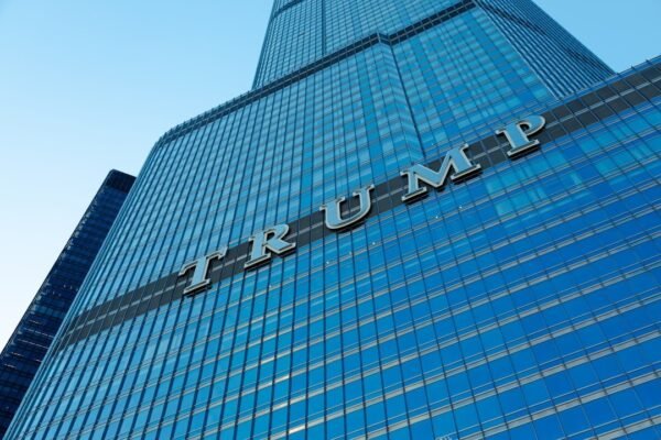 Trump defiende imperio cripto: USD $580 millones en ingresos familiares