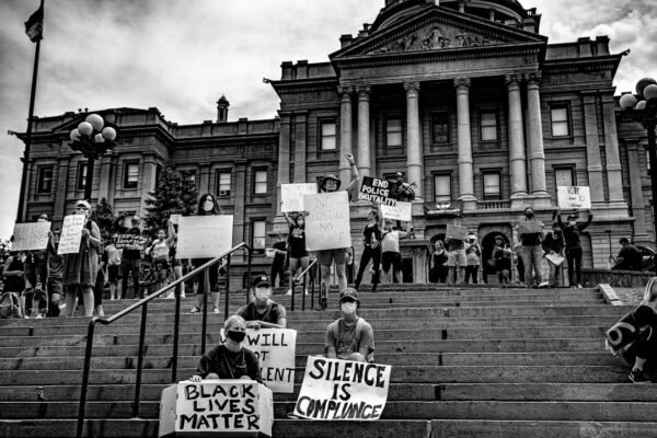 El silencio cómplice: cómo el ruido mediático ahoga la verdadera democracia