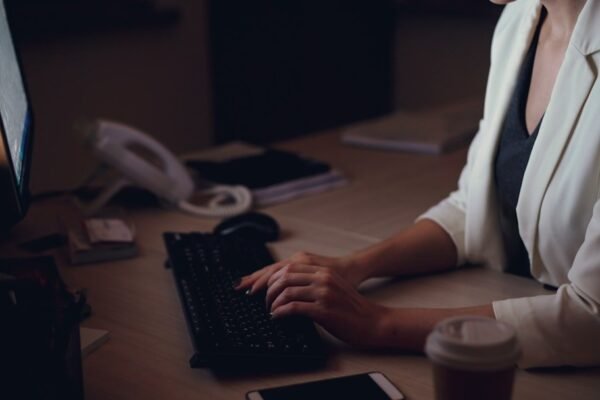 El silenciamiento digital: cómo Chile enfenta el acoso a mujeres en política