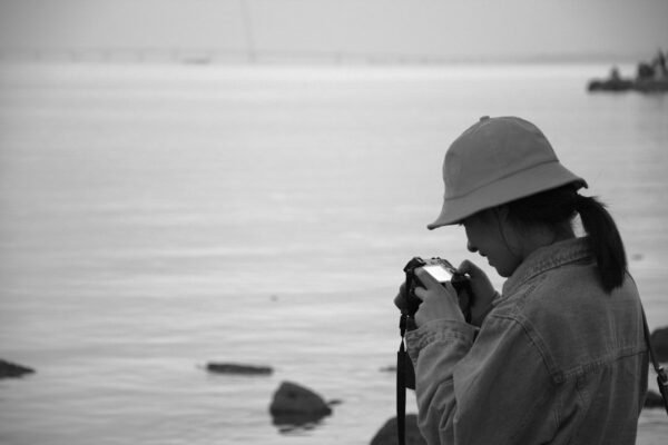 Cuando la cámara se convierte en arma de verdad: las fotógrafas que desafiaron el mundo