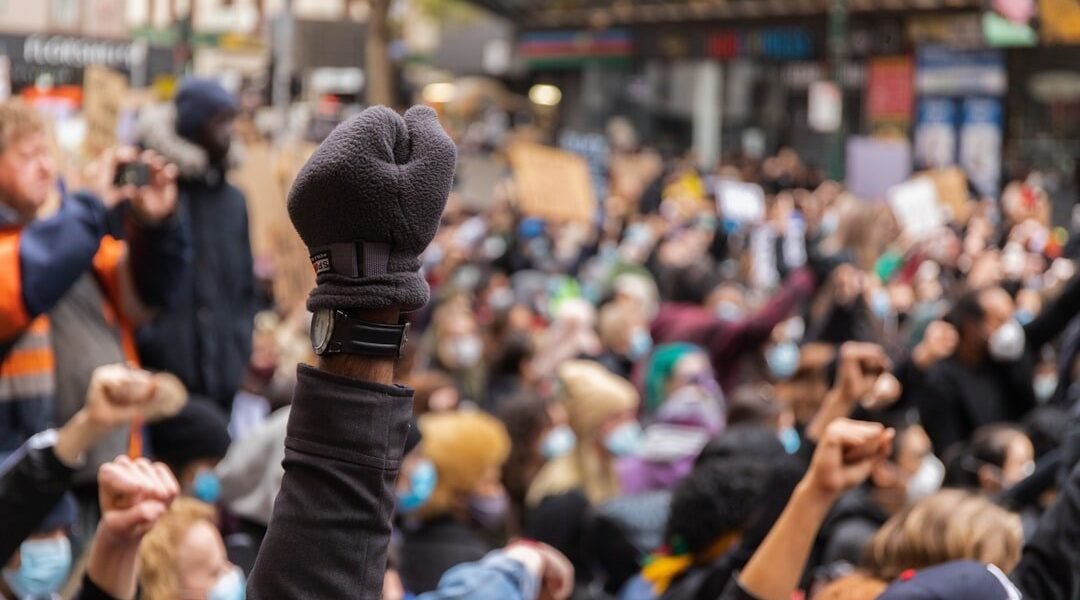 Multitudinaria concentración sin medidas preventivas básicas genera cuestionamientos sobre capacidad de gestión