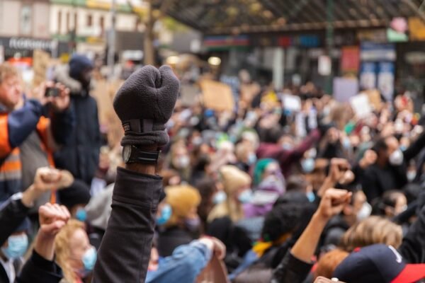 Multitudinaria concentración sin medidas preventivas básicas genera cuestionamientos sobre capacidad de gestión