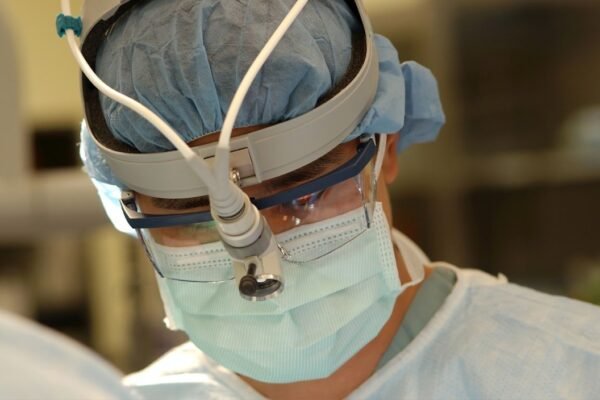 México avanza en medicina de precisión: primera reparación robótica de válvula cardíaca