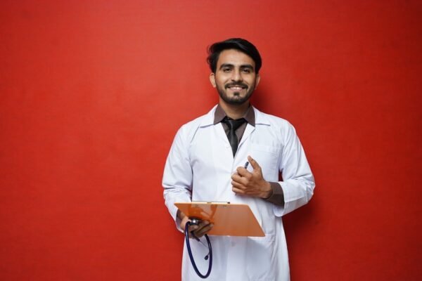 Ejercicio ilegal de medicina: el riesgo invisible de los falsos profesionales