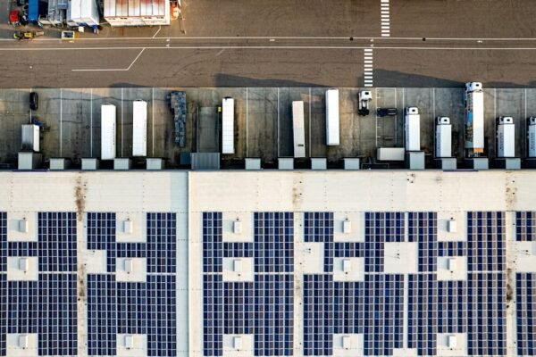 Paneles solares en autos eléctricos: el sueño que la física rechaza