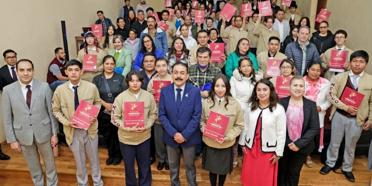 Estado de México entrega 30 becas para estudiantes de alto desempeño