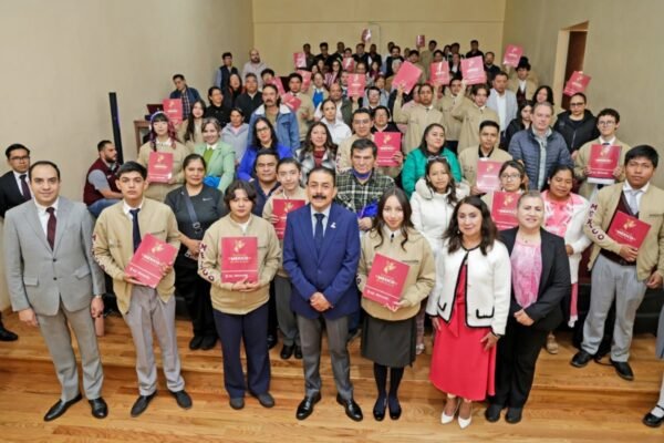 Estado de México entrega 30 becas para estudiantes de alto desempeño