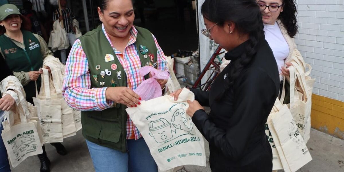 Estado de México entrega 2 mil bolsas de tela para combatir contaminación plástica
