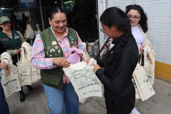 Estado de México entrega 2 mil bolsas de tela para combatir contaminación plástica