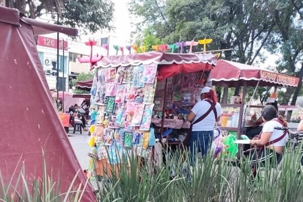 Comercio informal invade el Centro Histórico de Chalco; autoridad no actúa