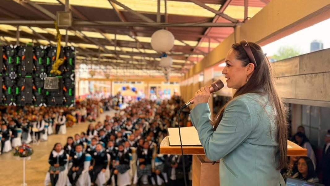 Alcaldesa de Amecameca exhorta a estudiantes a prepararse y ser mejores