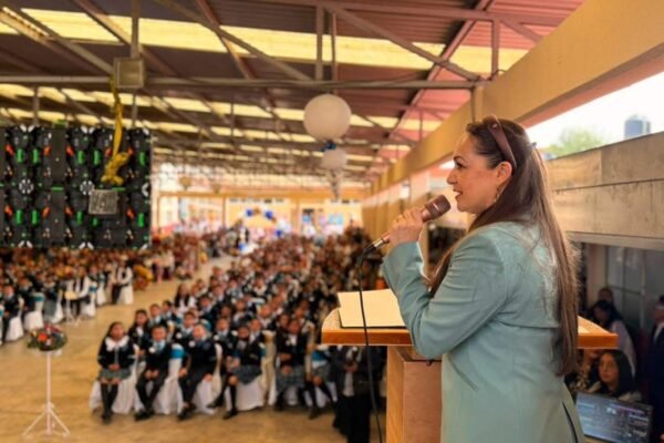 Alcaldesa de Amecameca exhorta a estudiantes a prepararse y ser mejores