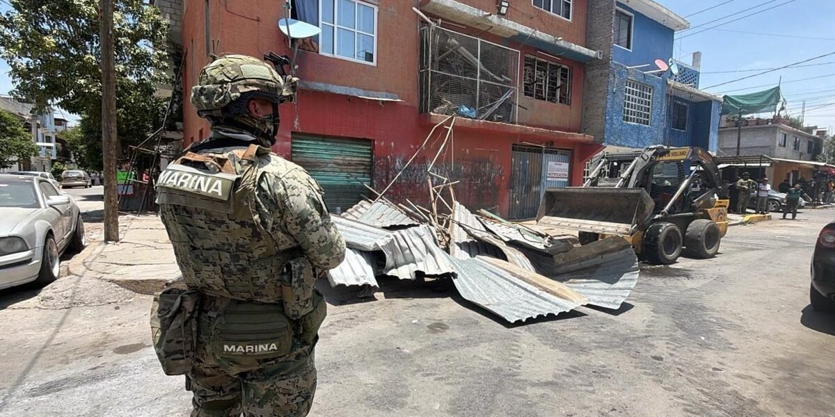 Ecatepec libera calles invadidas por comercios irregulares y autos chatarra