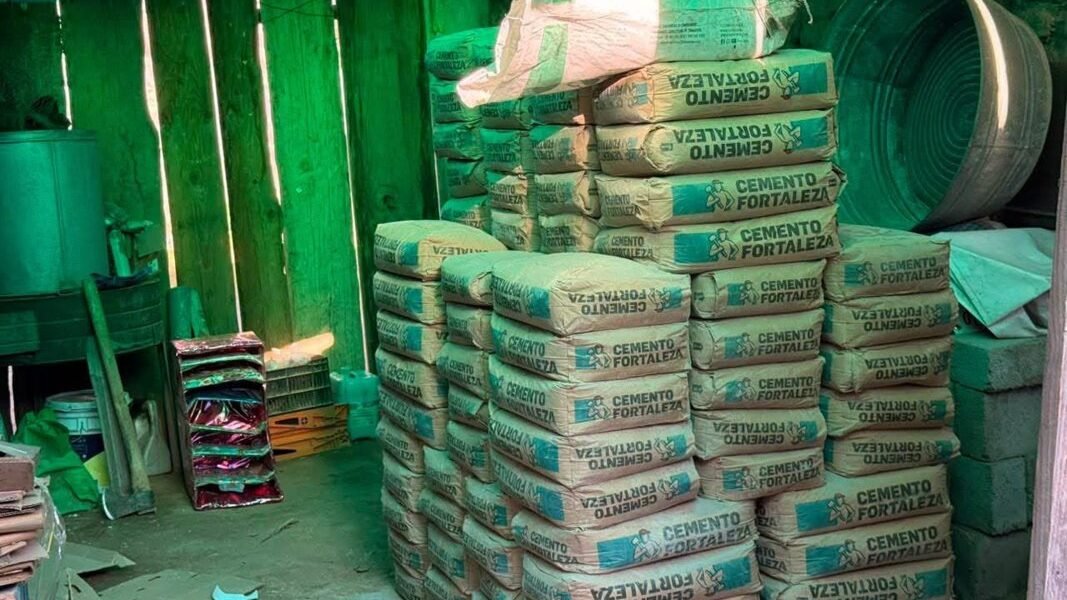 Alcaldesa Topete entrega cemento para pavimentar callejón en Chalma